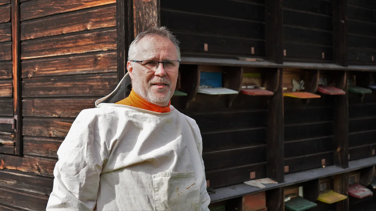 Mann in seinem Bienenhaus